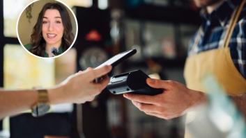 Una camarera señala algo que mucha gente hace al pagar y que a los trabajadores les pone de los nervios: "Sé que es con buena intención"