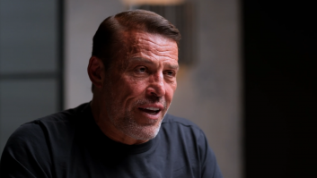 Tony Robbins, experto en crecimiento personal: "El gran error de la gente es que se comporta como consumidora, no como propietaria"