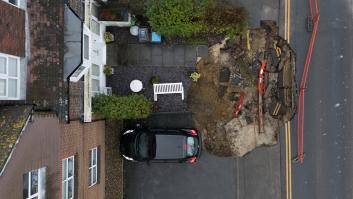 Unos vecinos cantan el 'cumpleaños feliz' a un socavón que lleva un año bloqueando el pueblo