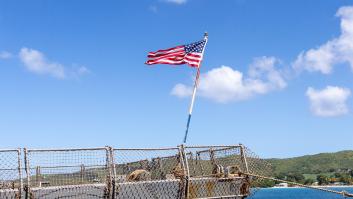 La bandera estadounidense ondea en el destructor 'Winston Churchill'