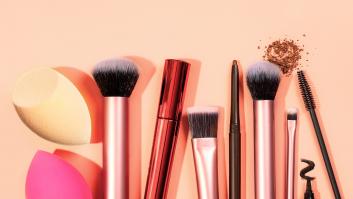 ¿Es mejor usar brocha o esponja para aplicar la base de maquillaje? Una experta responde