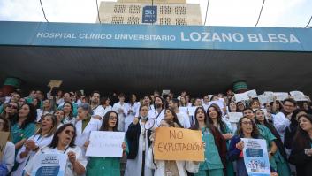 Médicos protestan a las puertas del Hospital Lozano Blesa en Zaragoza, este lunes.