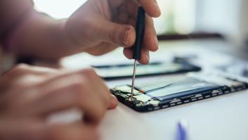 Un hombre de 92 años acude a reparar su móvil y se topa con el vendedor sin escrúpulos: "La tentación es grande"