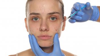 Una adolescente inyectándose un tratamiento facial.