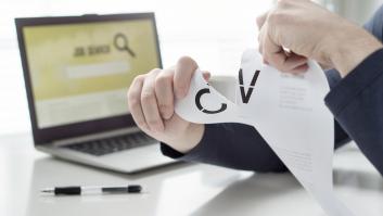 Una persona rompiendo un currículum