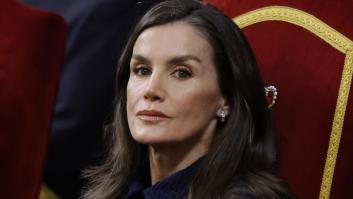 La reina Letizia con gesto serio en el acto 'Nuestra Constitución más longeva'
