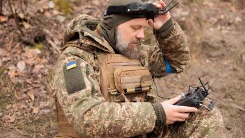 Un dron ucraniano entra en un almacén ruso buscando tanques y halla lo impensable: "No esperábamos ver caballos"