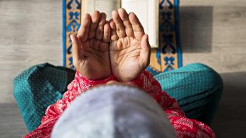 Una mujer rezando durante el Ramadán, en una imagen de archivo.