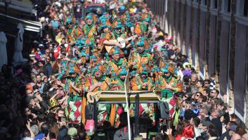 Los coros del Carnaval de Cádiz saliendo con la calle abarrotada de gente