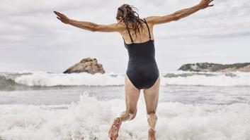 Una mujer se divierte con las olas del mar en Ibiza, España