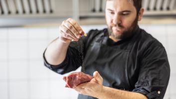 Un popular cocinero prueba si es mejor echar la sal a la carne mucho antes, un poco antes o después de freírla: su sentencia es clara