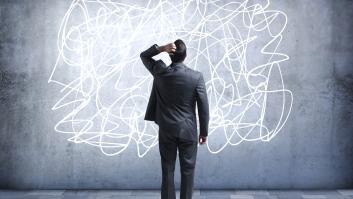 Por qué te paraliza tomar decisiones vitales: el fallo no es tuyo, es de un sistema "que no está hecho para prosperar"