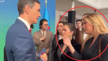 Va a un acto con Sánchez en La Moncloa, se fija en lo que lleva puesto en la solapa y la reacción de él ya se ha visto miles de veces