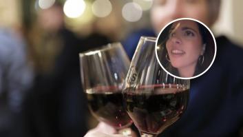 Va a cenar un restaurante, le ponen una copa de vino y le suelta esto al camarero: "No le ha hecho ni puta gracia"