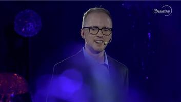 Stephen Wallace, el biotecnólogo que ha logrado convertir el plástico en paracetamol: "Podemos recuperar el carbono de residuos y convertirlo en medicamentos esenciales"