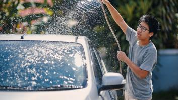 Tiene 16 años, se dedica a limpiar coches de lujo y arrasa en TikTok: "Prefiero trabajar 80 horas para mí que 40 para un jefe"
