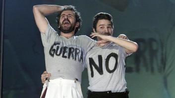 Willy Toledo y Alberto San Juan en la gala de los Goya del 2003 marcada por el 'No a la guerra'.