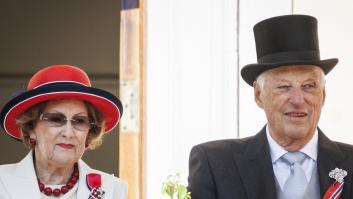 Harald de Noruega, ingresado en Tenerife por una infección y deshidratación, recibe la visita de la reina Sonia y de su médico personal