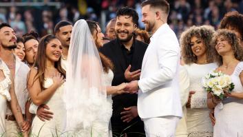 Mandaron su invitación de boda a Bad Bunny "por si acaso" y acabaron casándose en plena Super Bowl ante 70.000 personas