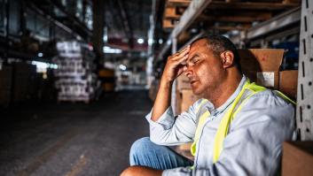 Un hombre derrumbado tras perder el trabajo