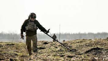 Un militar ucraniano desminando un terreno en la región de Jersón (Ucrania)