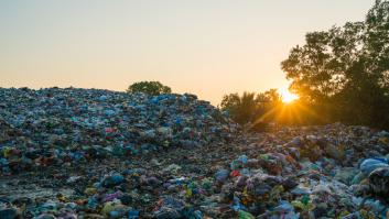 Científicos descubren cómo convertir plástico en vinagre usando solo luz solar
