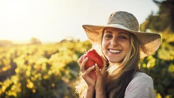 Una joven, con sus pimientos en un campo, en una imagen de recurso