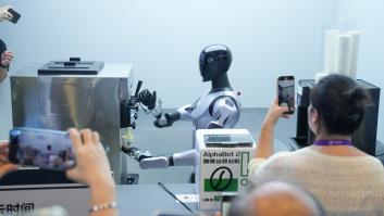 El Premio Nobel de Física aconsejó hacerse fontanero para escapar de la IA: una economista explica por qué incluso eso puede no ser suficiente a largo plazo