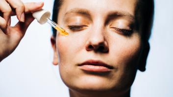 Una mujer aplicándose un sérum