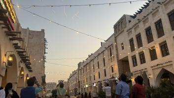 Catar evacúa viviendas cerca de la embajada de Estados Unidos en Doha mientras Washington inicia vuelos para sacar a sus ciudadanos de Oriente Medio