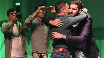 El presidente nacional de Vox, Santiago Abascal, y el presidente provincial de la formación en Murcia, José Ángel Antelo, fundiéndose en un abrazo, en una imagen de archivo.