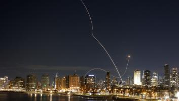 Irán confirma más ataques y asegura que un portaaviones de EEUU "huyó" tras cuatro de sus misiles