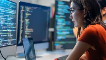 Una mujer trabajadora de IT