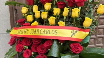 El rey Juan Carlos se despide de Fernando Ónega con una corona de flores con la bandera de España