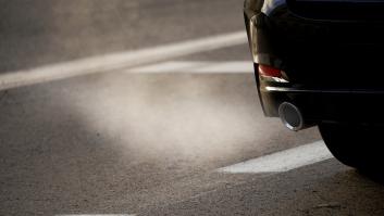 Humo saliendo del tubo de escape de un coche