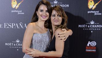 MADRID, SPAIN - NOVEMBER 24:  (L-R) Penelope Cruz and Monica Cruz attend 'La reina de Espana' (The Queen of Spain) Madrid premiere at Callao City Lights cinema on November 24, 2016 in Madrid, Spain.  (Photo by Fotonoticias/WireImage)