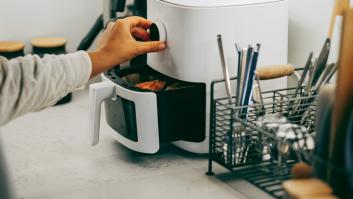Una persona utilizando una Air Fryer
