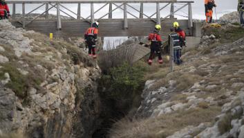 Las labores para tratar de encontrar a la persona desaparecida tras el colapso de una pasarela costera de Santander.