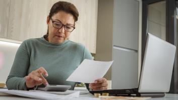 Una mujer hace la declaración de la renta