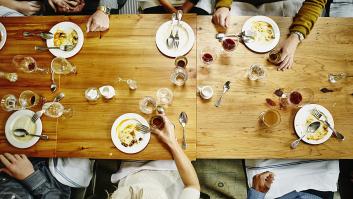 Varias personas comiendo