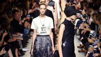 Diez años de la camiseta de 'Todos deberíamos ser feministas': de la ausencia de las mujeres en grandes firmas al espejismo de la diversidad