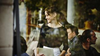 Una camarera cuenta lo que pasa detrás de los pinganillos en los bares: un día fue un 'tierra, trágame'