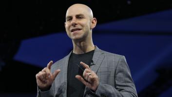 Adam Grant, experto mundial en psicología organizacional: "Estoy perturbado por lo poco que los líderes piensan en las consecuencias de la IA para el empleo y la paz social"