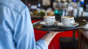 Un camarero llevando la bebida a una mesa