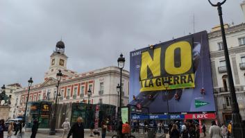 La Puerta del Sol amanece con una gran pancarta del 'No a la guerra'