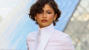 Zendaya reaparece de blanco y luciendo alianza después de los rumores de boda con Tom Holland