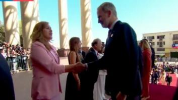 Una senadora chilena se salta el protocolo durante el recibimiento en Chile con Felipe VI y lo que le pide le deja a cuadros