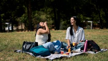 Amigas disfrutan en un parque