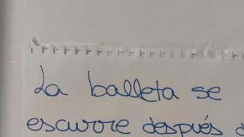 Los carteles que cuelga en la cocina reflejan la realidad de compartir piso: "Alguien se levantó de buenas"