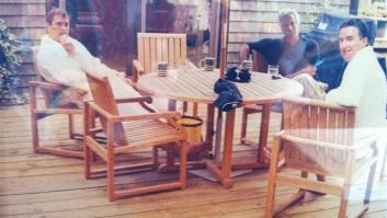 Sale a la luz una imagen del expríncipe Andrés y el exministro Peter Mandelson en albornoz junto a Epstein